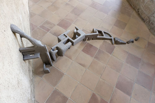 (R-ev)olution, 2018, sculpture modulable, polystyrène, papier mâché, peinture et vernis acrylique, dimensions variables (R-ev)olution, 2018